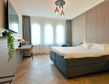 b885e977-52c8-42fb-8c37-6bf0471db98c