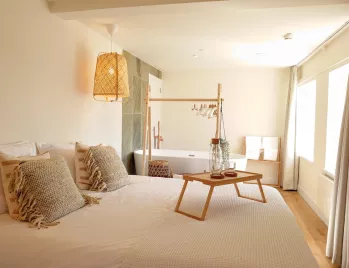 luxe kamer met bad babymoon op texel.JPG