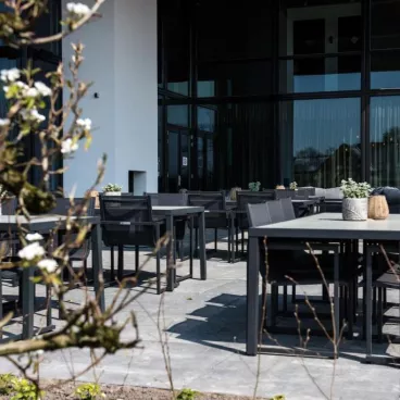 Drankje op het terras babymoon fruitpark ochten.jpg